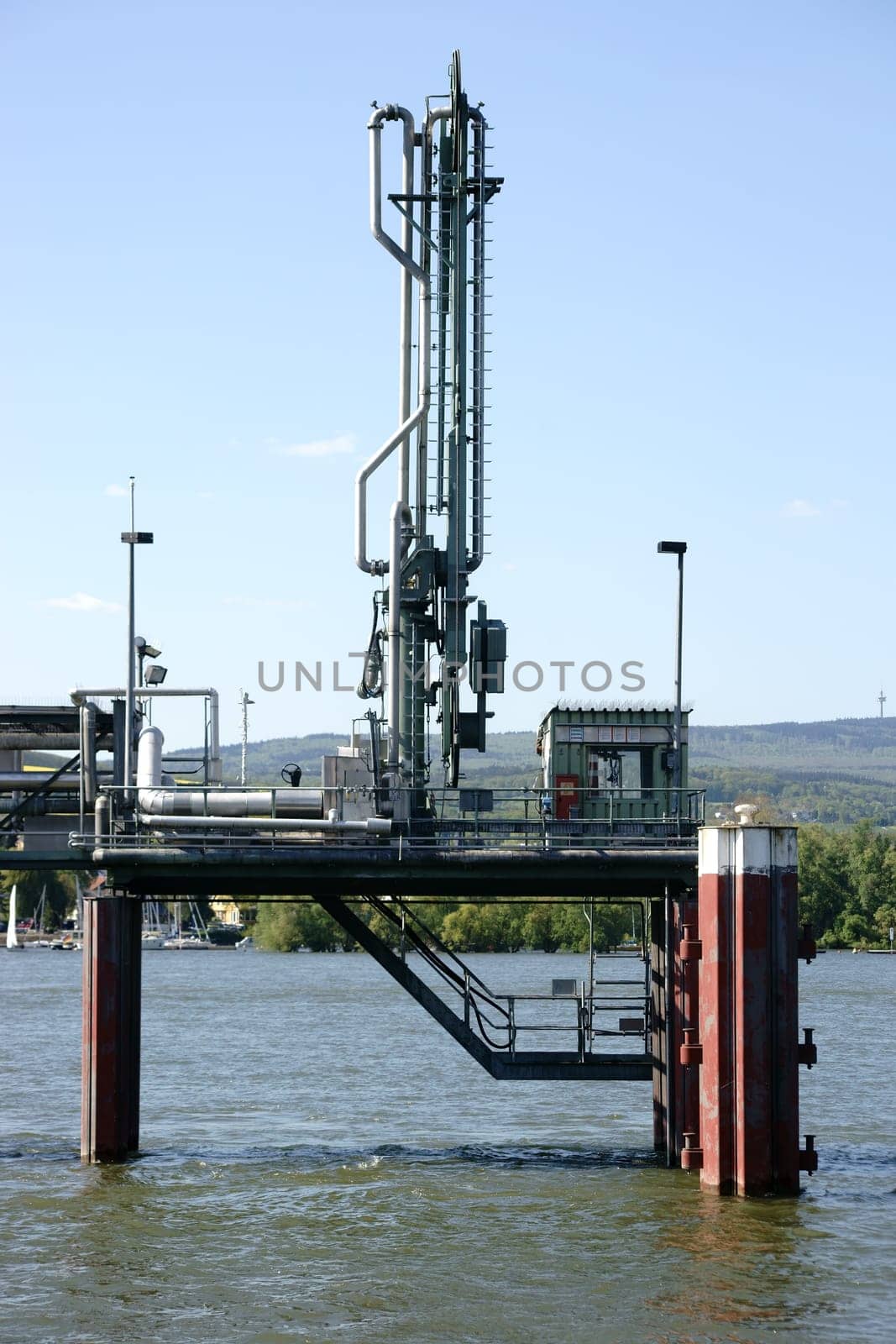 A pumping station stands in the middle of a river and conveys water for drinking water.