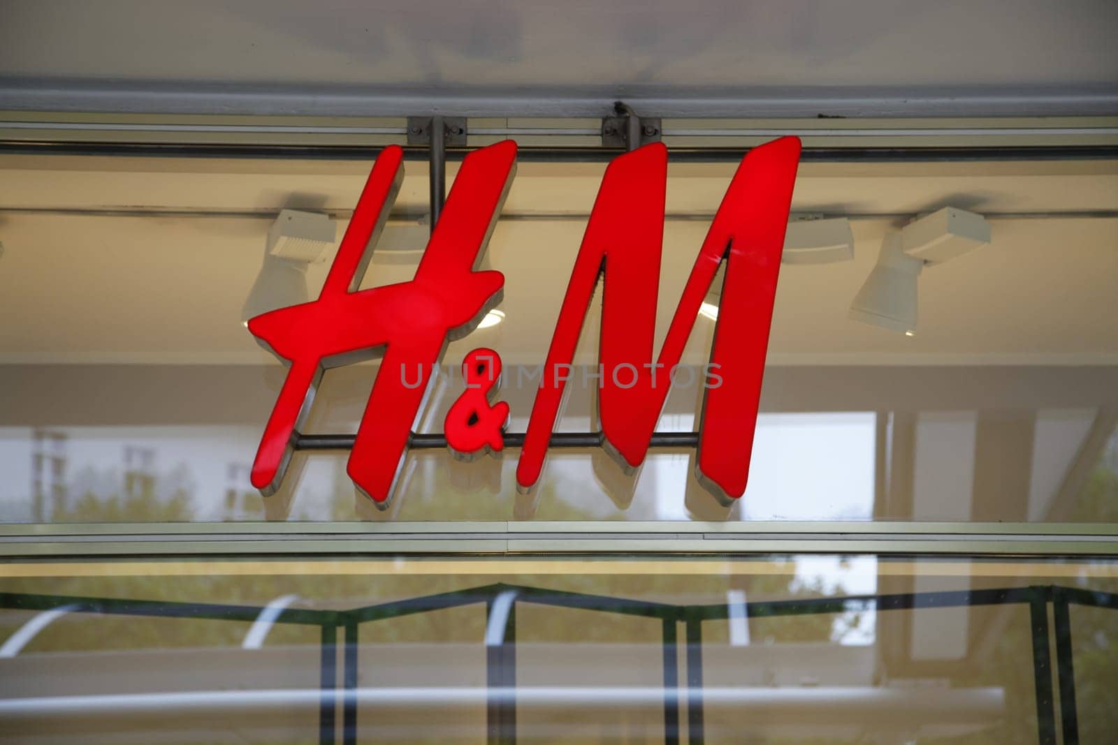 H &M Label
