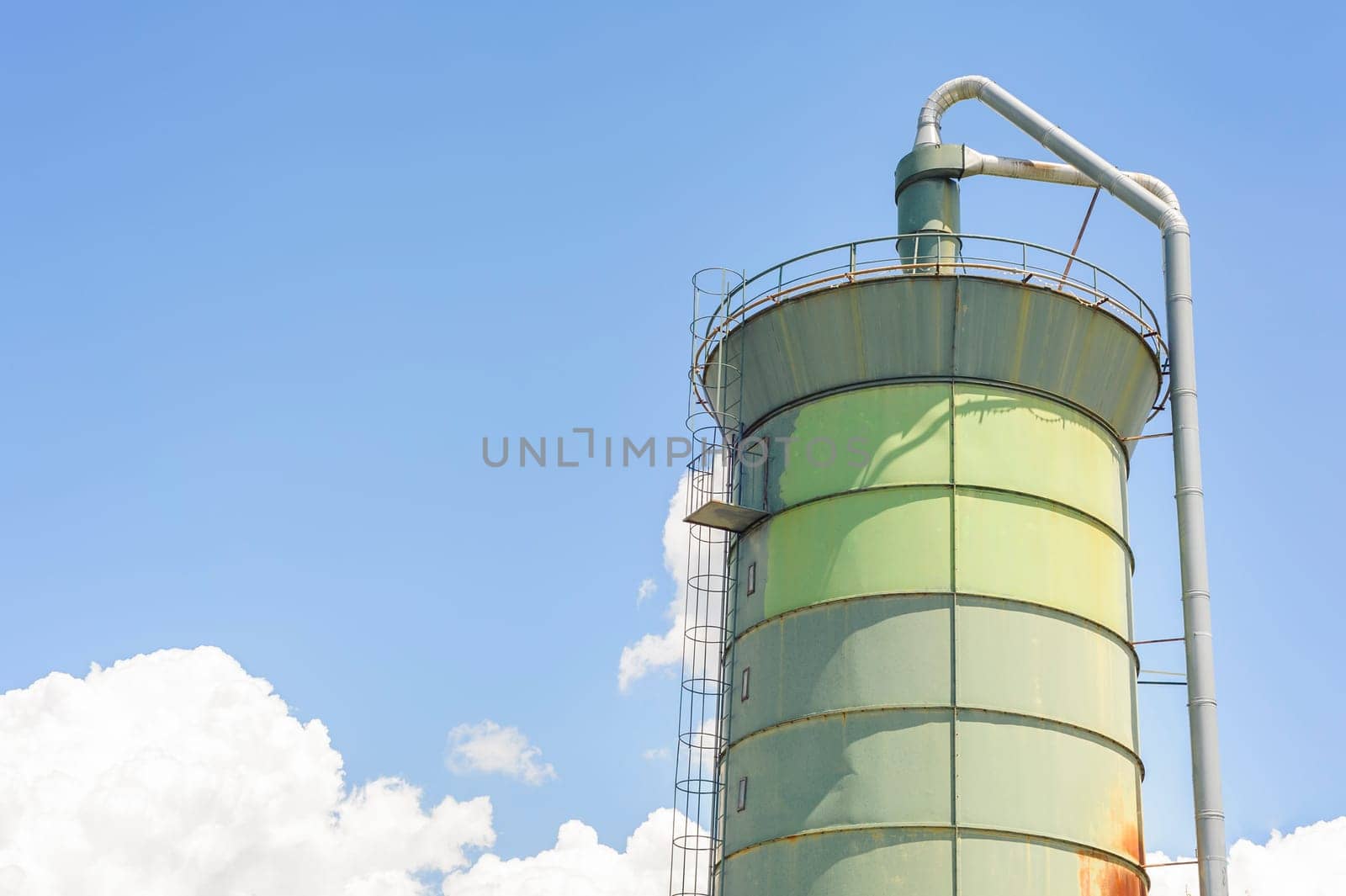 Silo for ground wood. For the production of chipboard.