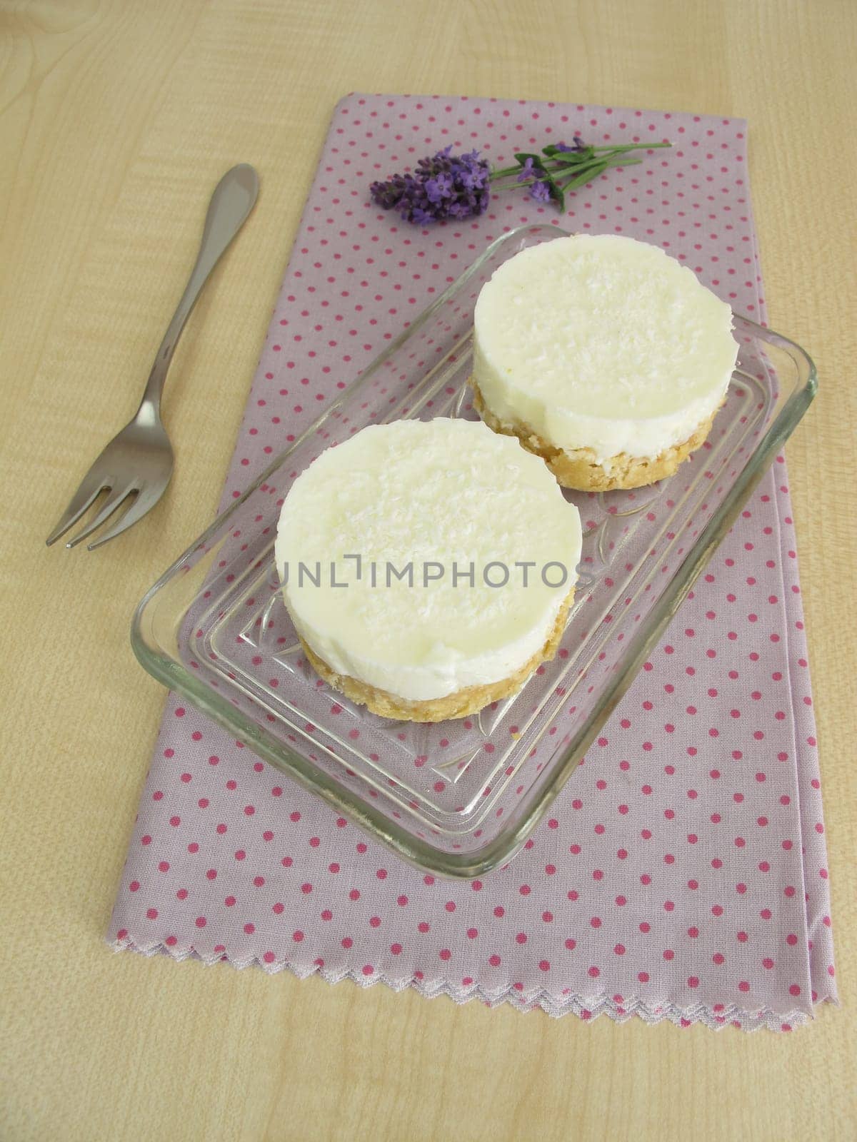 Yoghurt-coconut cake with cookie crumb bottom as cake without baking