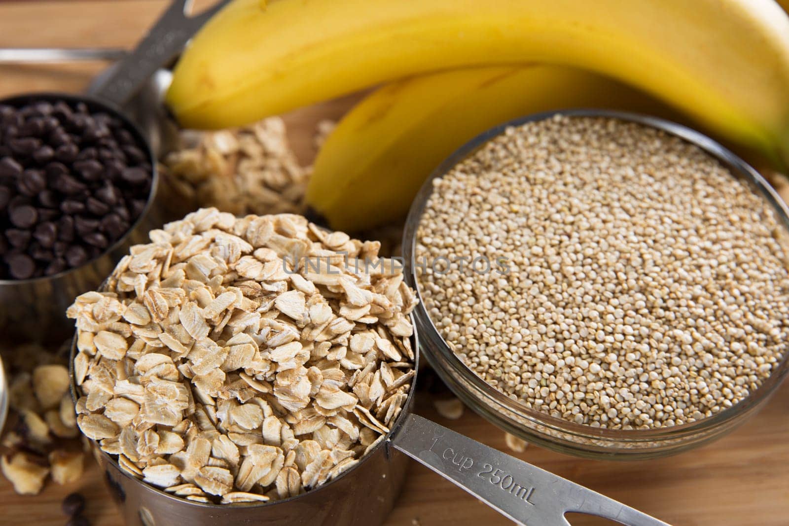 Chocolate chips, oats, quinoa and bananas: ingredients for quinoa breakfast bars.
