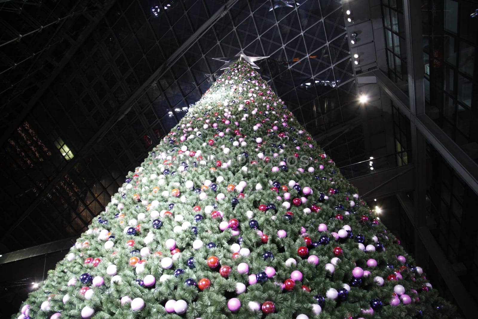 christmas tree in berlin main station