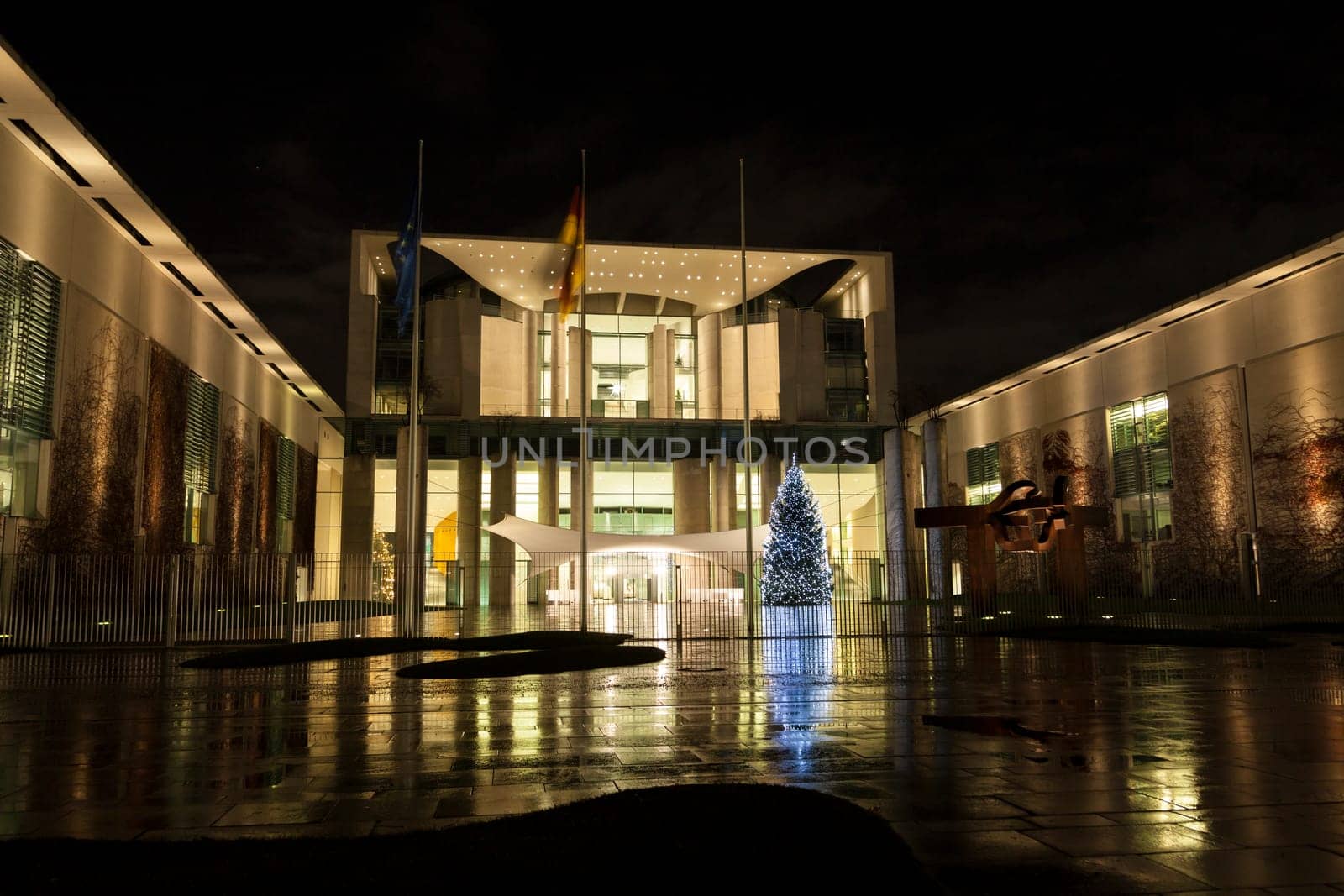 Federal Chancellery in Berlin with Christmas tree