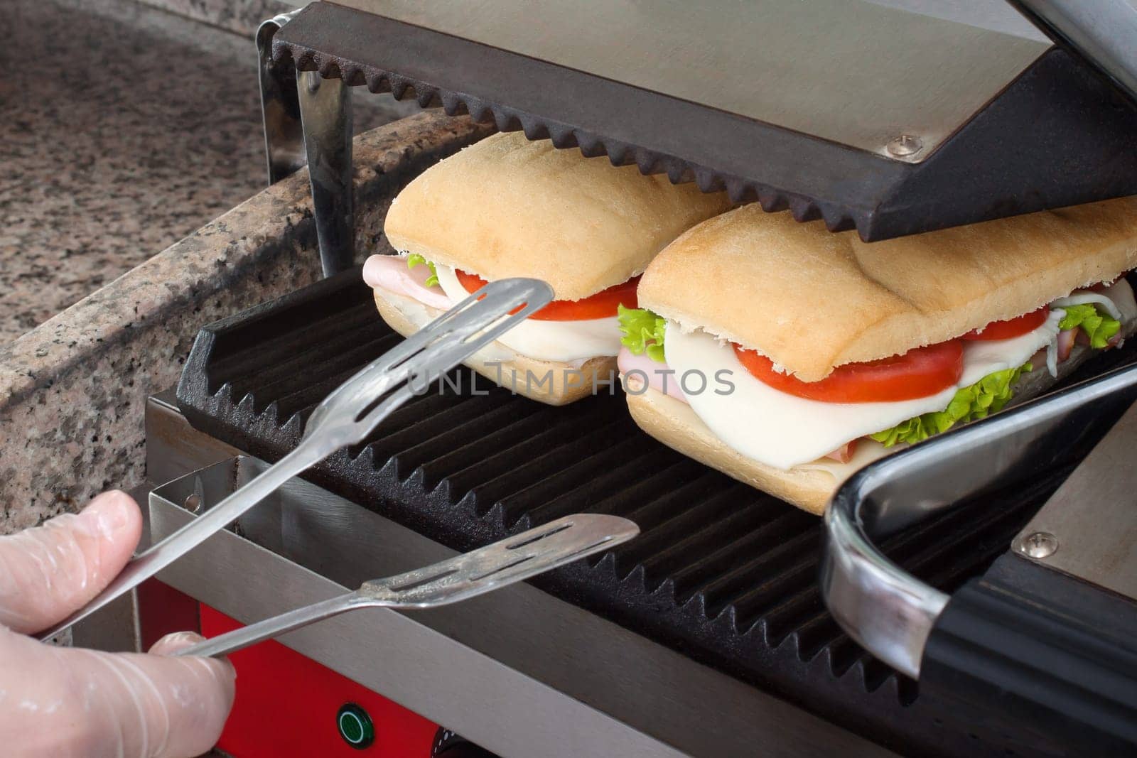 Prepare a quick and healthy sandwiches in the toaster