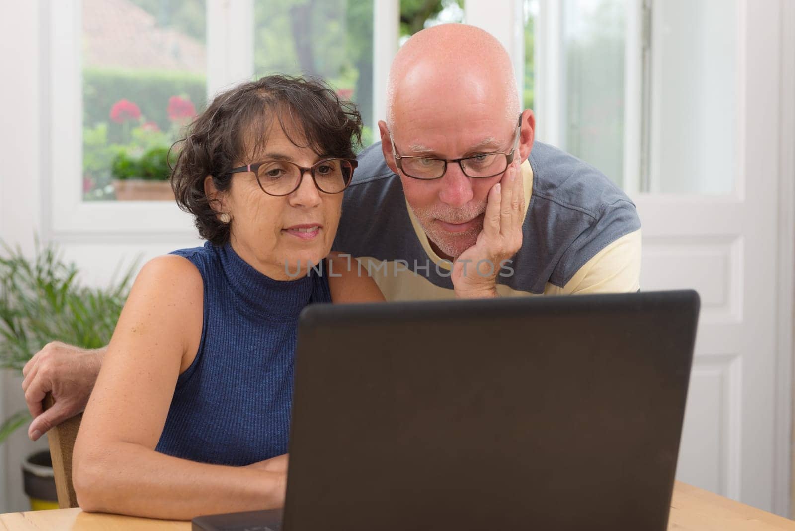 a couple of senior buy with internet