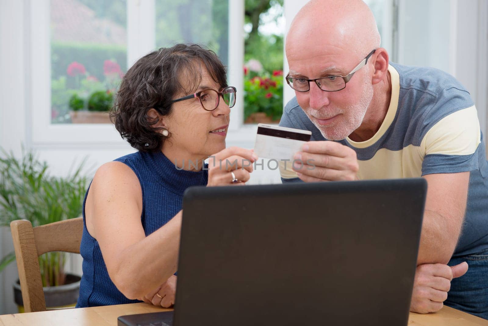 a couple of senior buy with internet