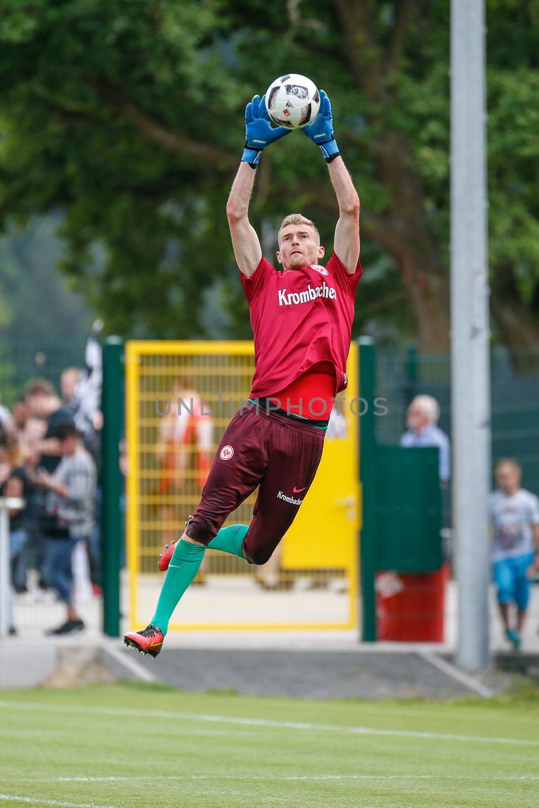 Eintracht keeper Lukas Hradecky warming up - TSV Steinbach vs. Eintracht Frankfurt on 30.07.2016 (Photo: Fingerhut)