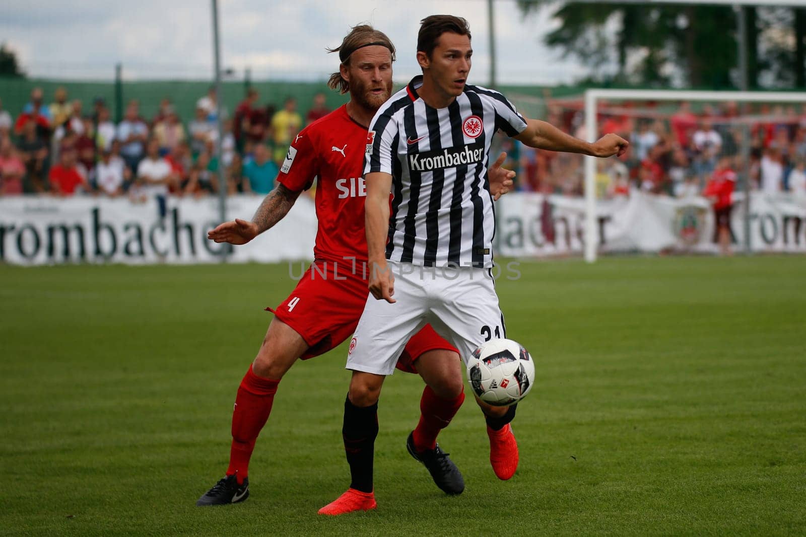 Nico Herzig (TSV Steinbach) and Branimir Hrgota (Eintracht Frankfurt) - TSV Steinbach vs. Eintracht Frankfurt on 30.07.2016 (Photo: Fingerhut)