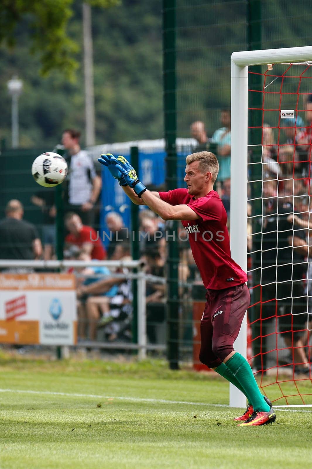 Lukáš Hrádecký (Eintracht Frankfurt) at the warm-up - TSV Steinbach vs. Eintracht Frankfurt on 30.07.2016 (Photo: Fingerhut)