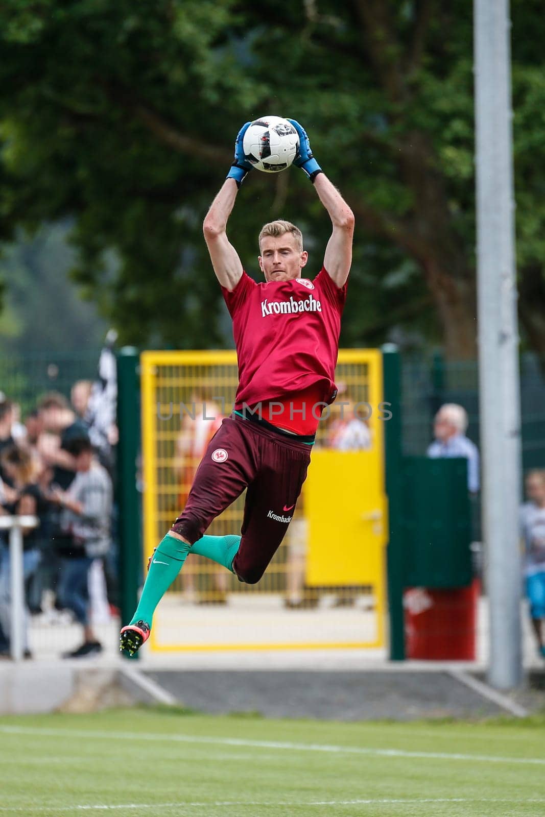 Eintracht keeper Lukas Hradecky warming up - TSV Steinbach vs. Eintracht Frankfurt on 30.07.2016 (Photo: Fingerhut)