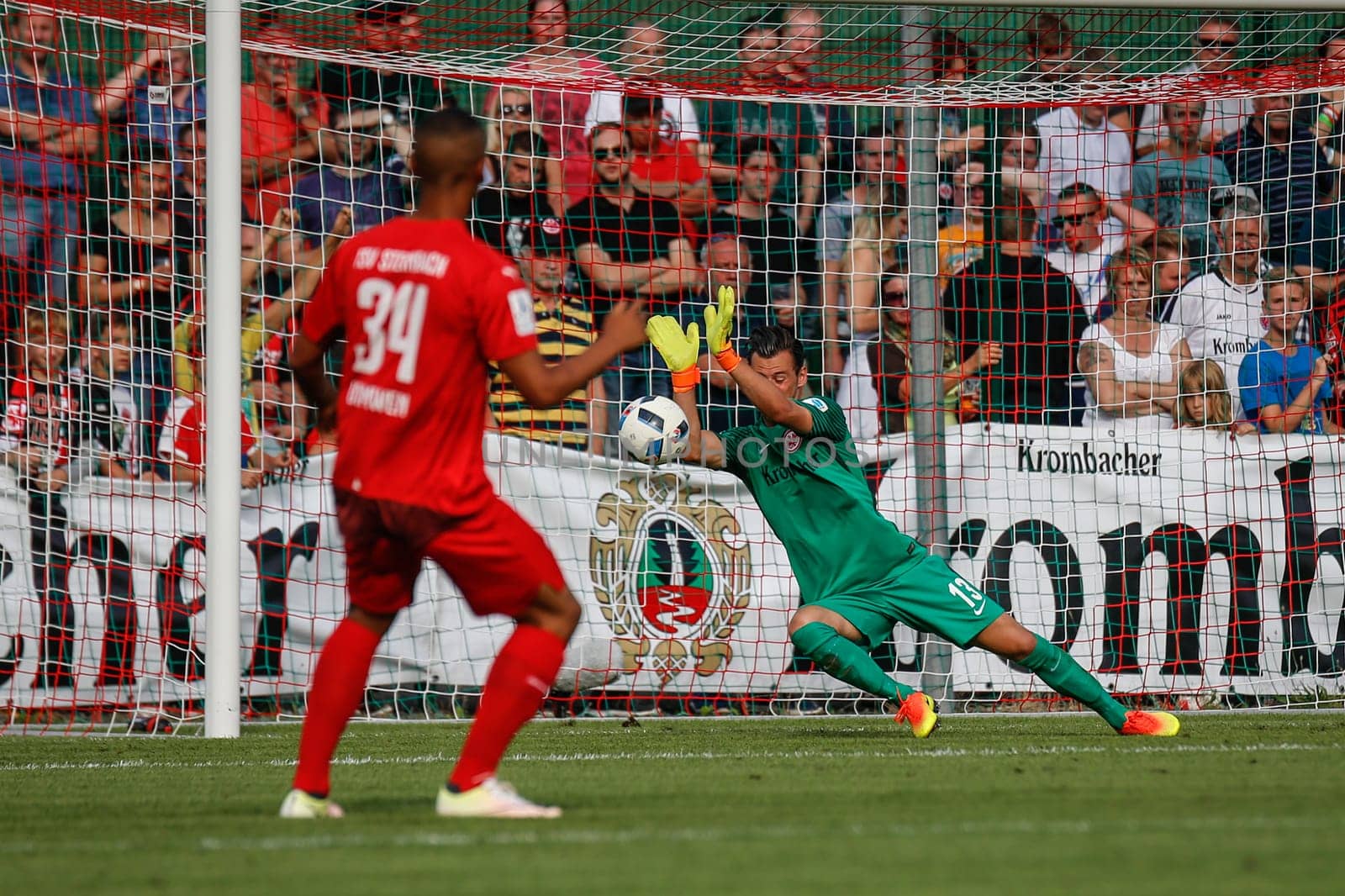 Cliff Uyimwen (TSV) and keeper Heinz Lindner (Eintracht Frankfurt) - TSV Steinbach vs. Eintracht Frankfurt on 30.07.2016 (Photo: Fingerhut)