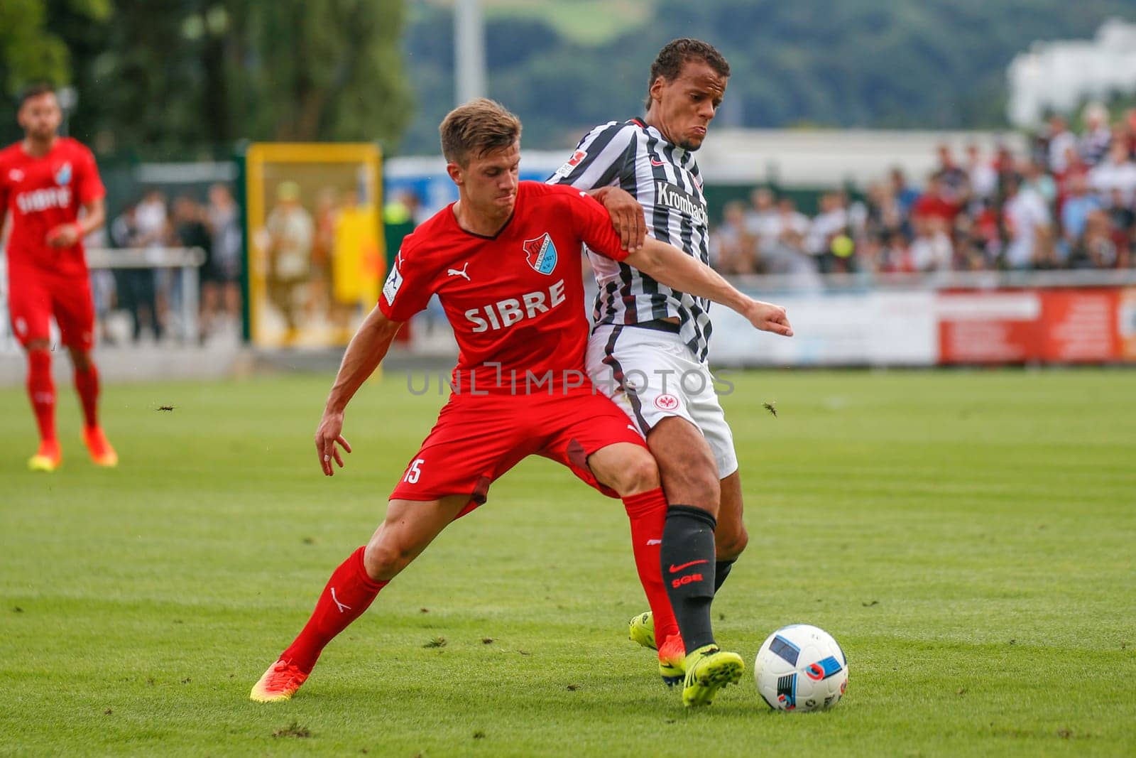 Simon Kranitz (TSV Steinbach) and Timothy Chandler (Eintracht Frankfurt) - TSV Steinbach vs. Eintracht Frankfurt on 30.07.2016 (Photo: Fingerhut)