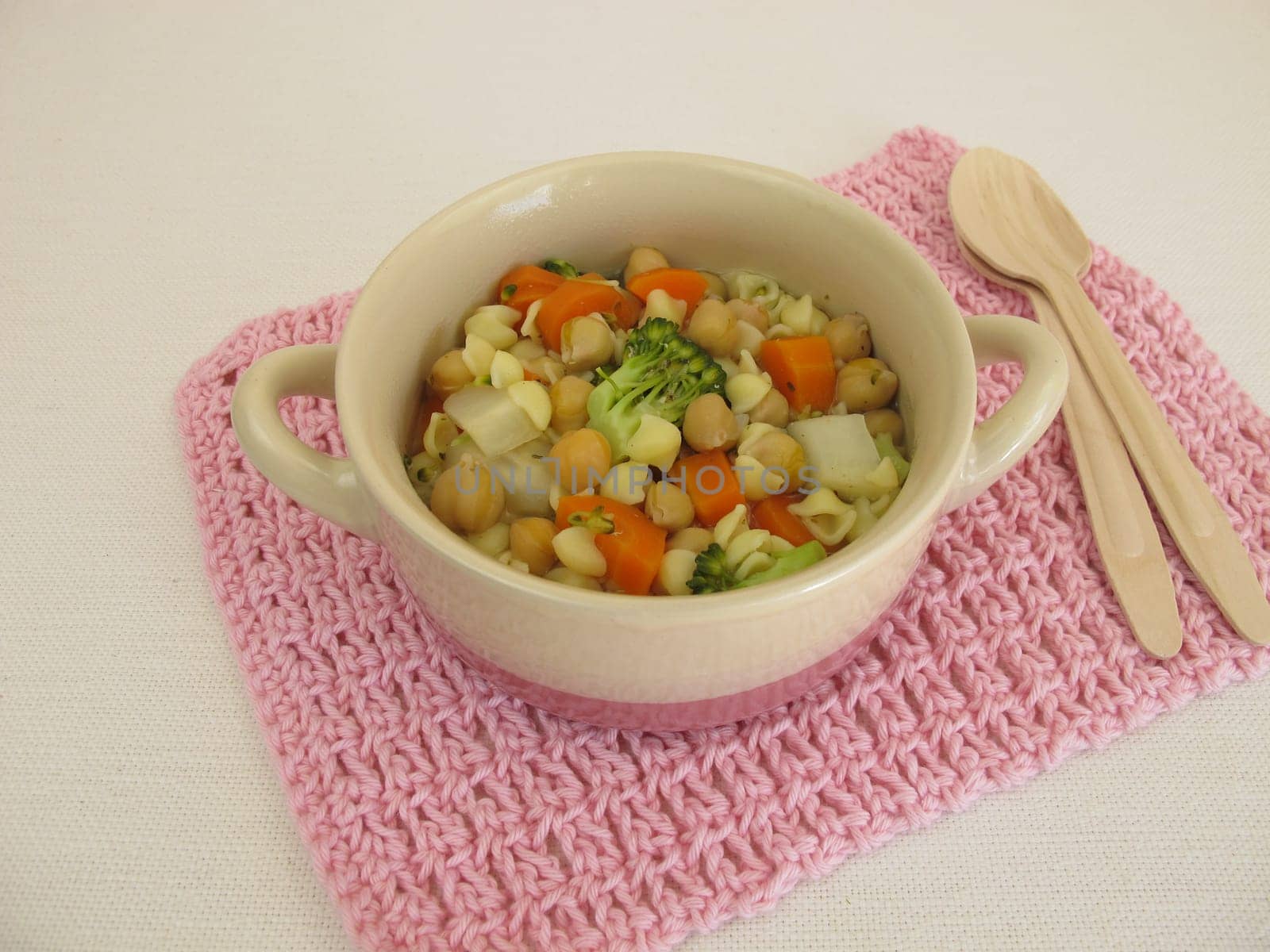 Chickpea soup with pasta