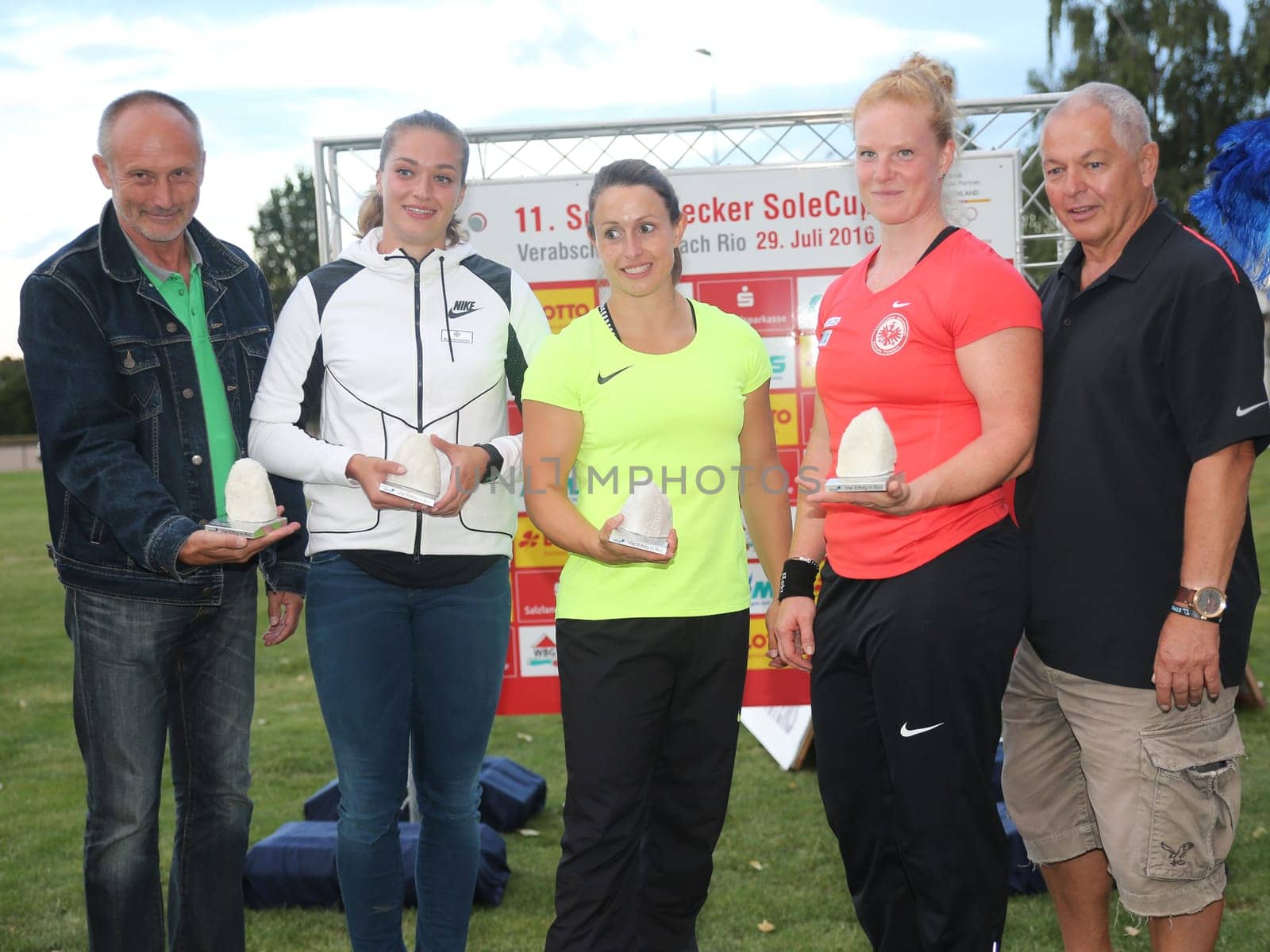 DLV German women's hammer thrower team with coach for the 2016 Olympics in Rio at the Schönebecker SoleCup 2016 in Schönebeck/Elbe