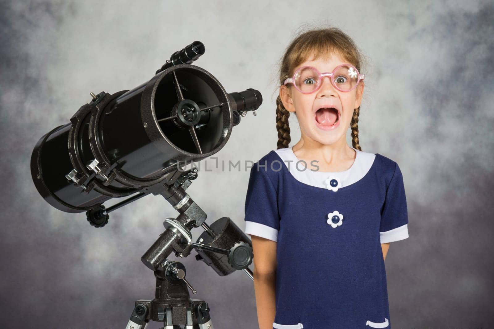 Girl astronomer happily surprised by what he saw in the telescope