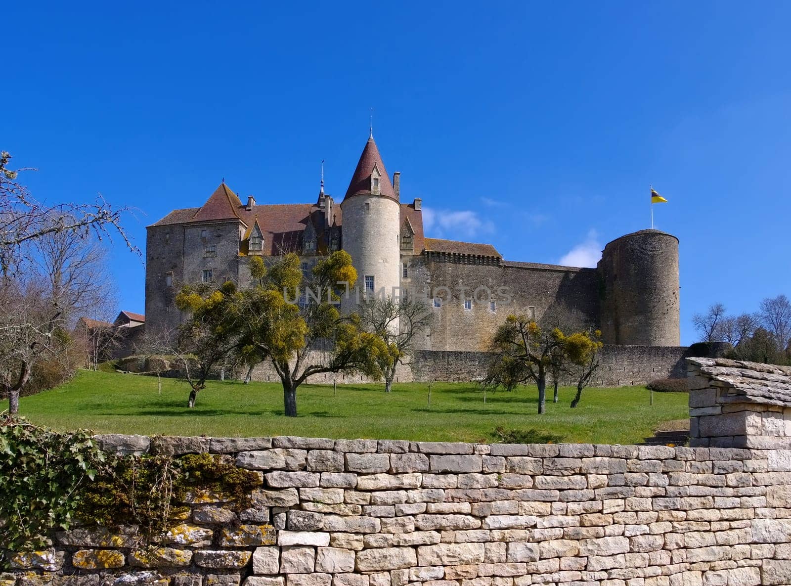 Chateauneuf-en-Auxois Chateau in Burgund,Frankreich - Chateau Chateauneuf-en-Auxois in Burgundy,France