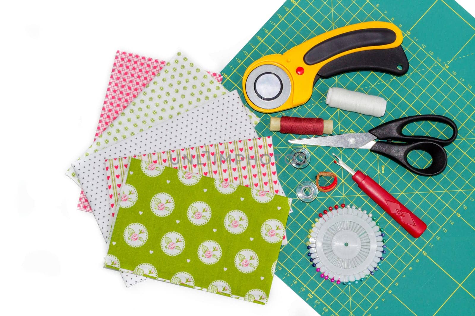Hobby composition of instruments, items and fabrics for patchwork