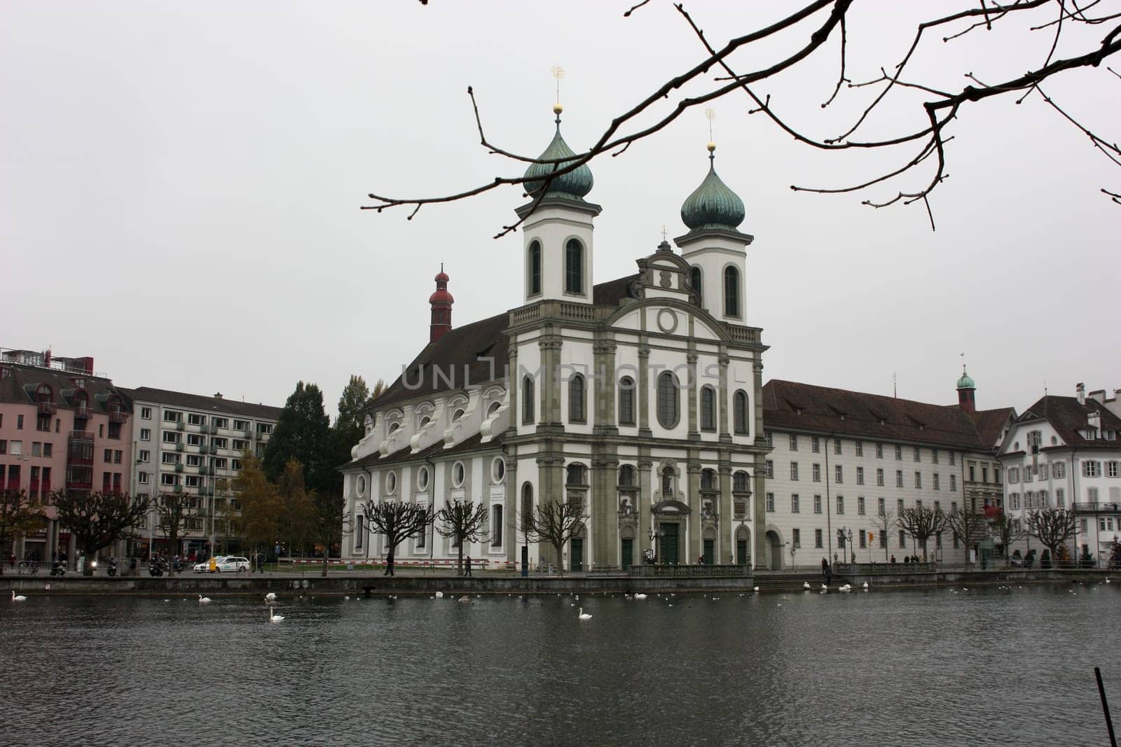 The sad view of the house, standing along the lake 1
