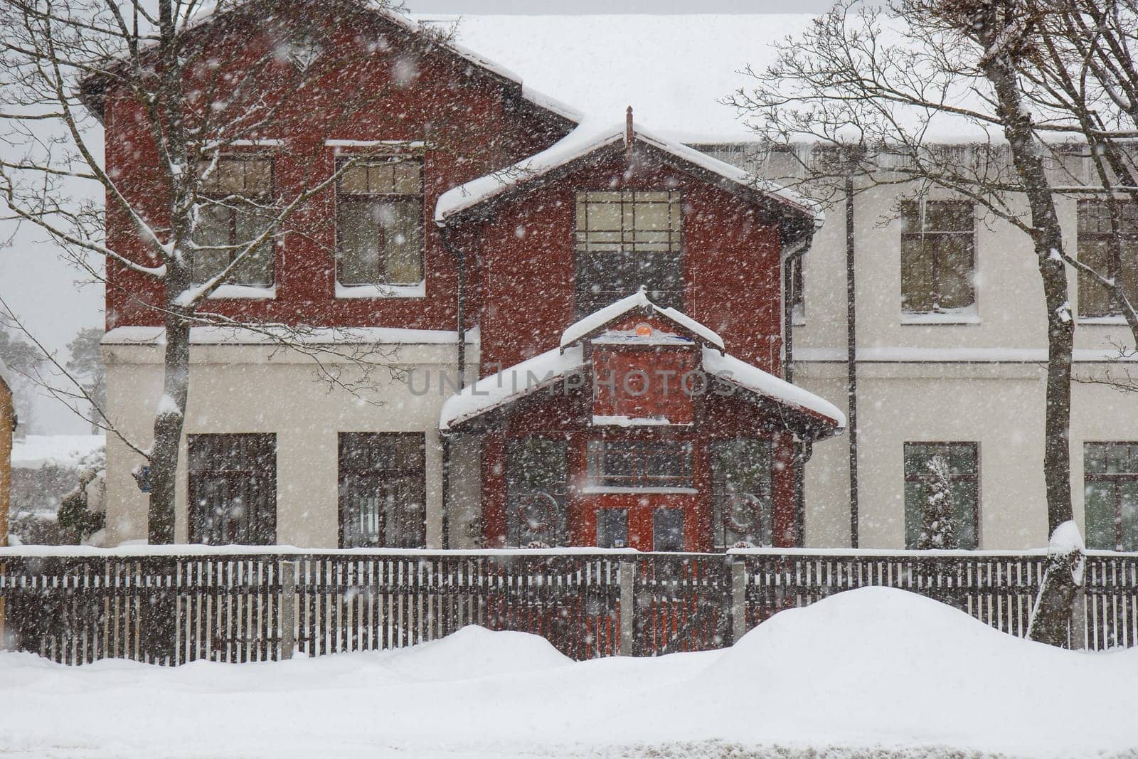 A picture of a house while it's snowing