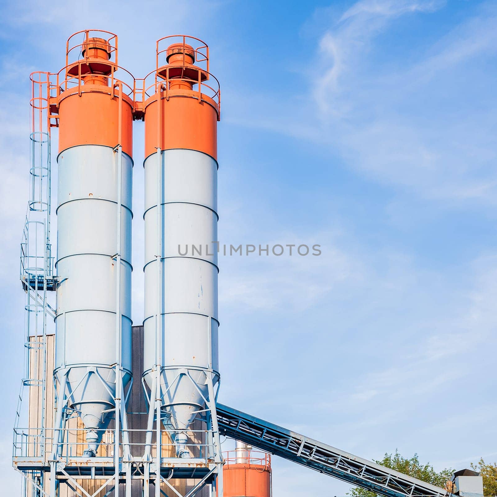Industrial silos for the production of cement