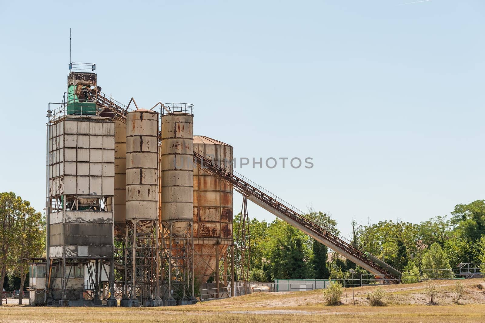 Silos and plant for the production of concrete