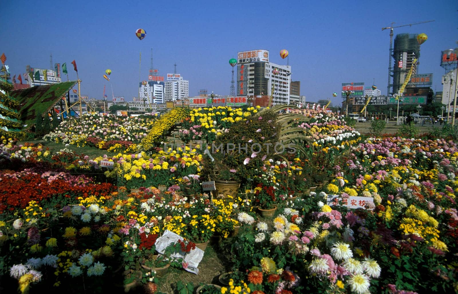 a streetscene the city of Nanchang in the provinz Jiangxi in central China.