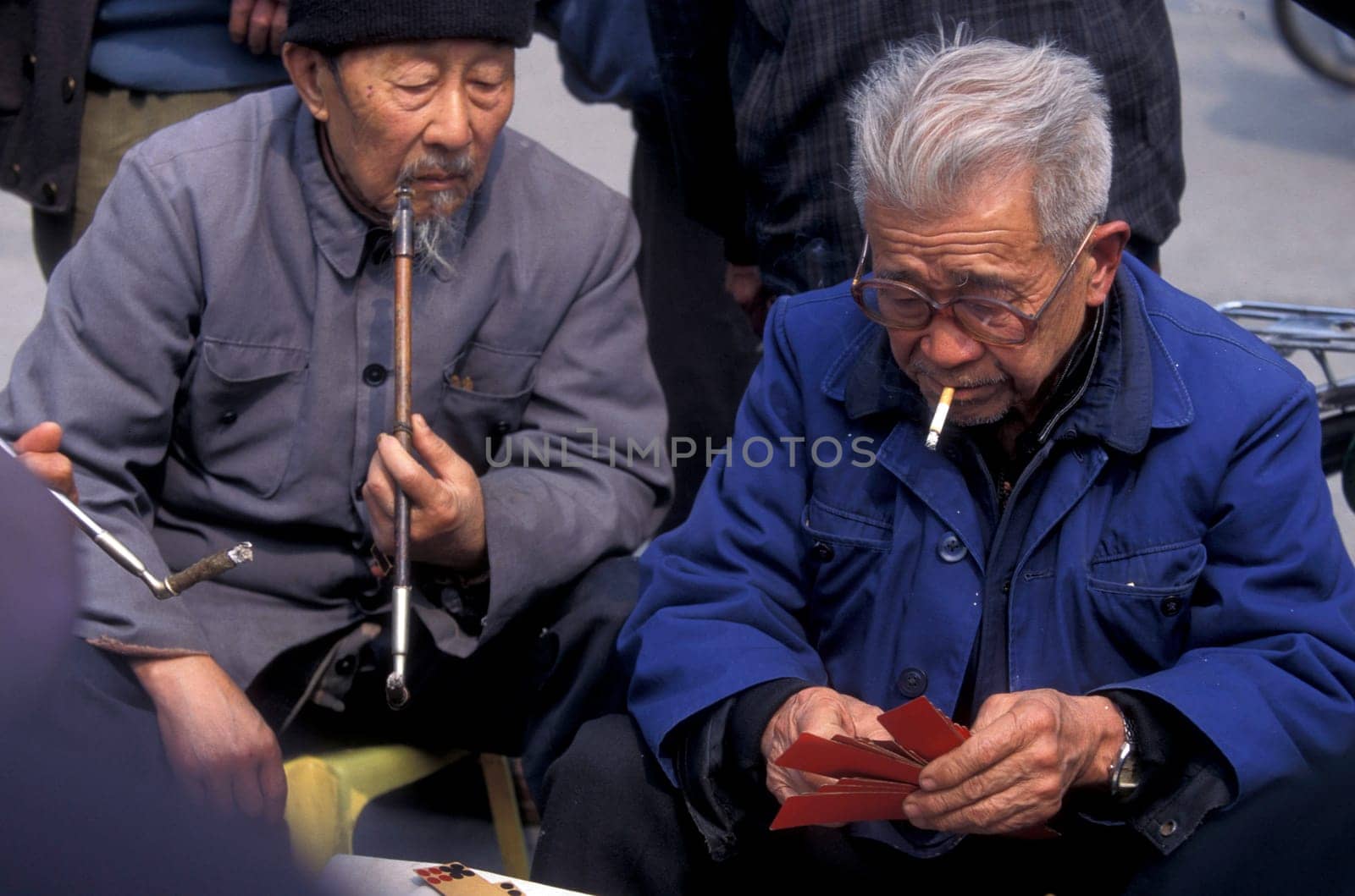 Older people play chinese games in a parc in the city of Chengdu in the provinz Sichuan in centrall China.
