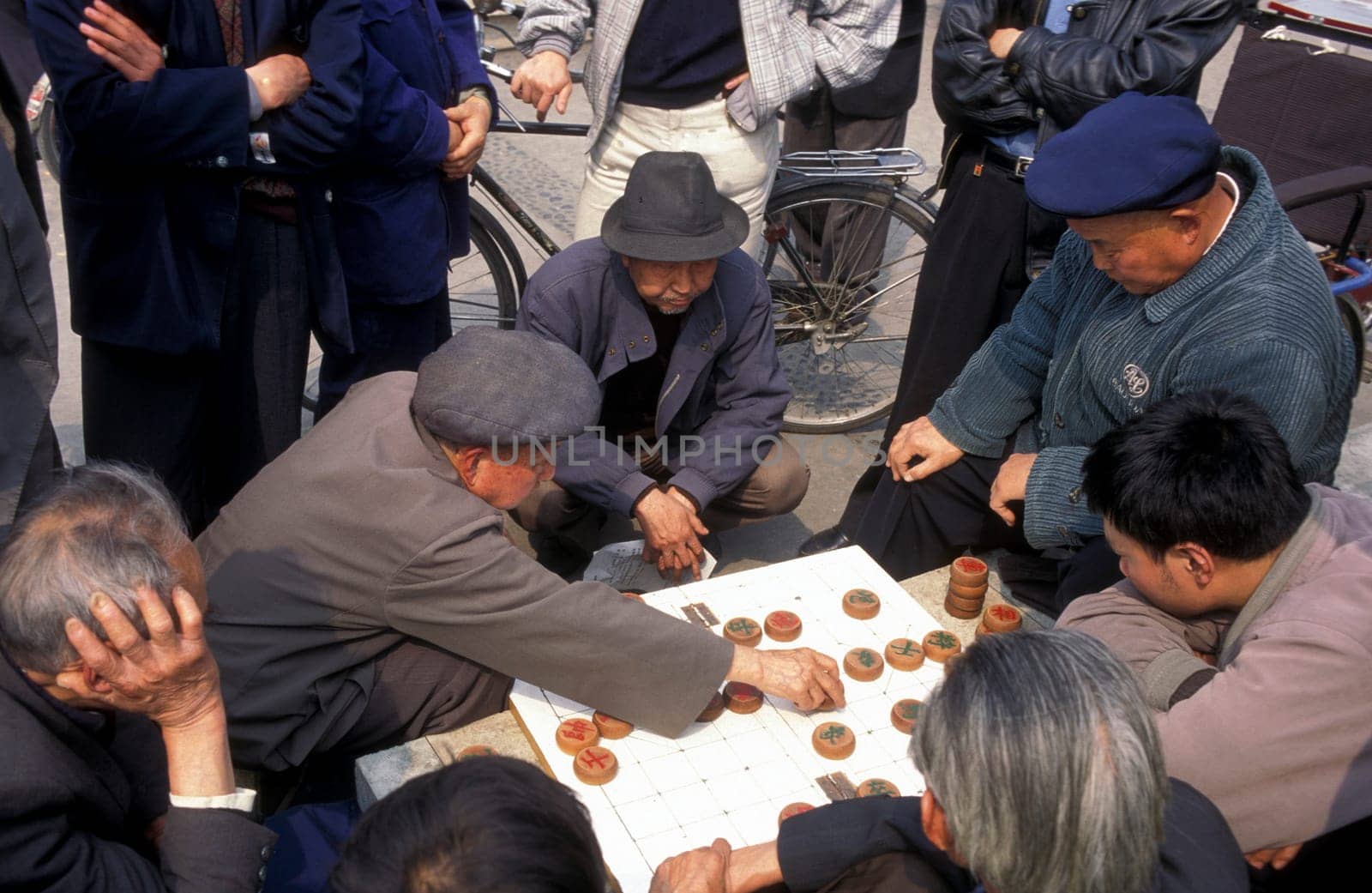 Older people play chinese games in a parc in the city of Chengdu in the provinz Sichuan in centrall China.