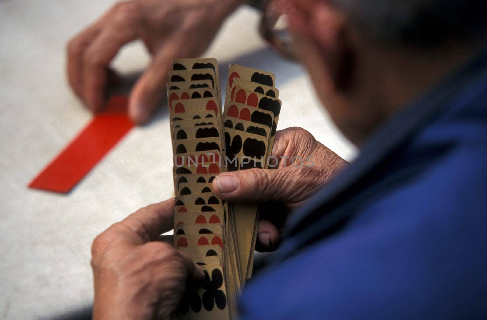 Older people play chinese games in a parc in the city of Chengdu in the provinz Sichuan in centrall China.