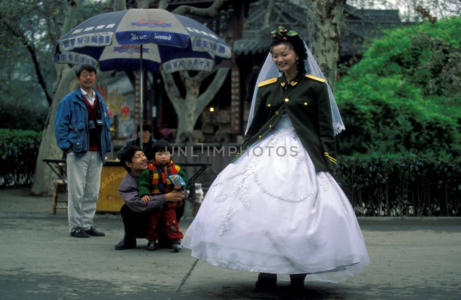 a chinese Wedding couple in a parc in the city of Chengdu in the provinz Sichuan in centrall China.