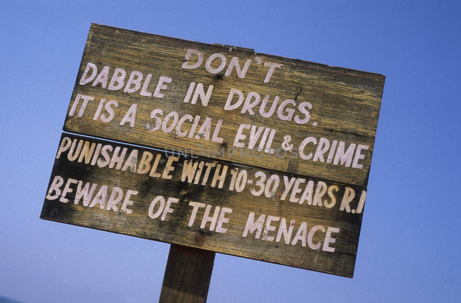 a warning to take drugs in the village of Anjuan in Goa in Indien.