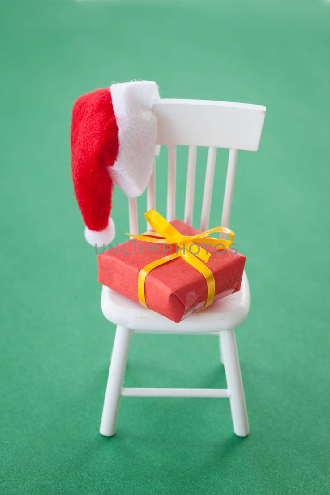 Small chair with gift and Nikolaus Muetze