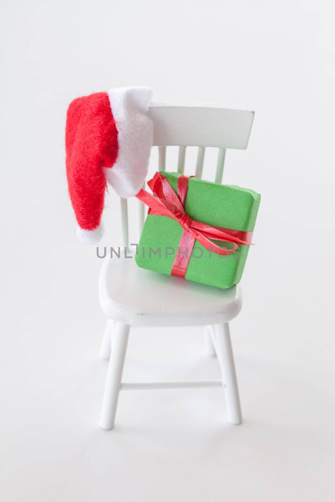Small chair with gift and Nikolaus Muetze