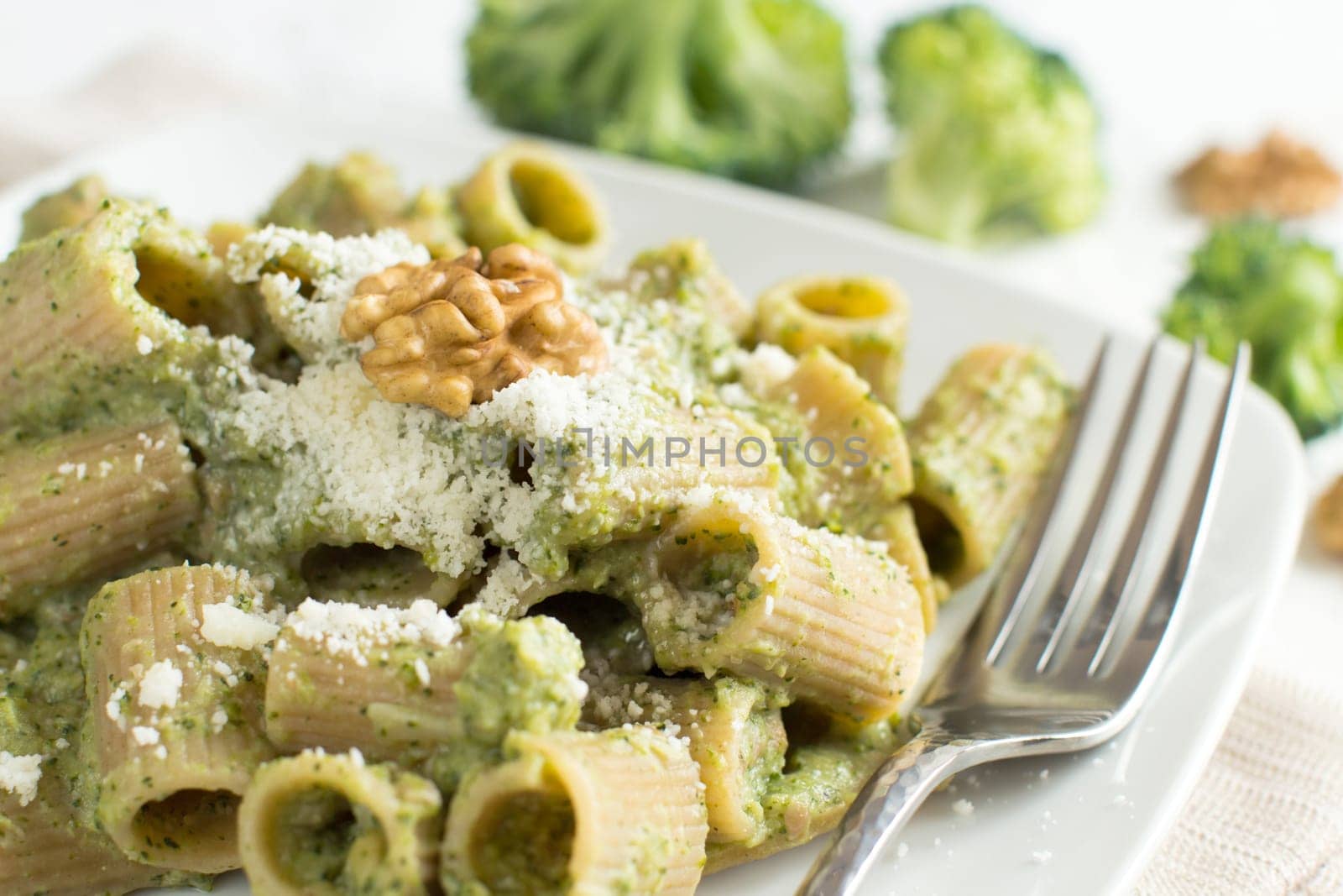 Wholegrain Pasta with broccoli and walnuts cream