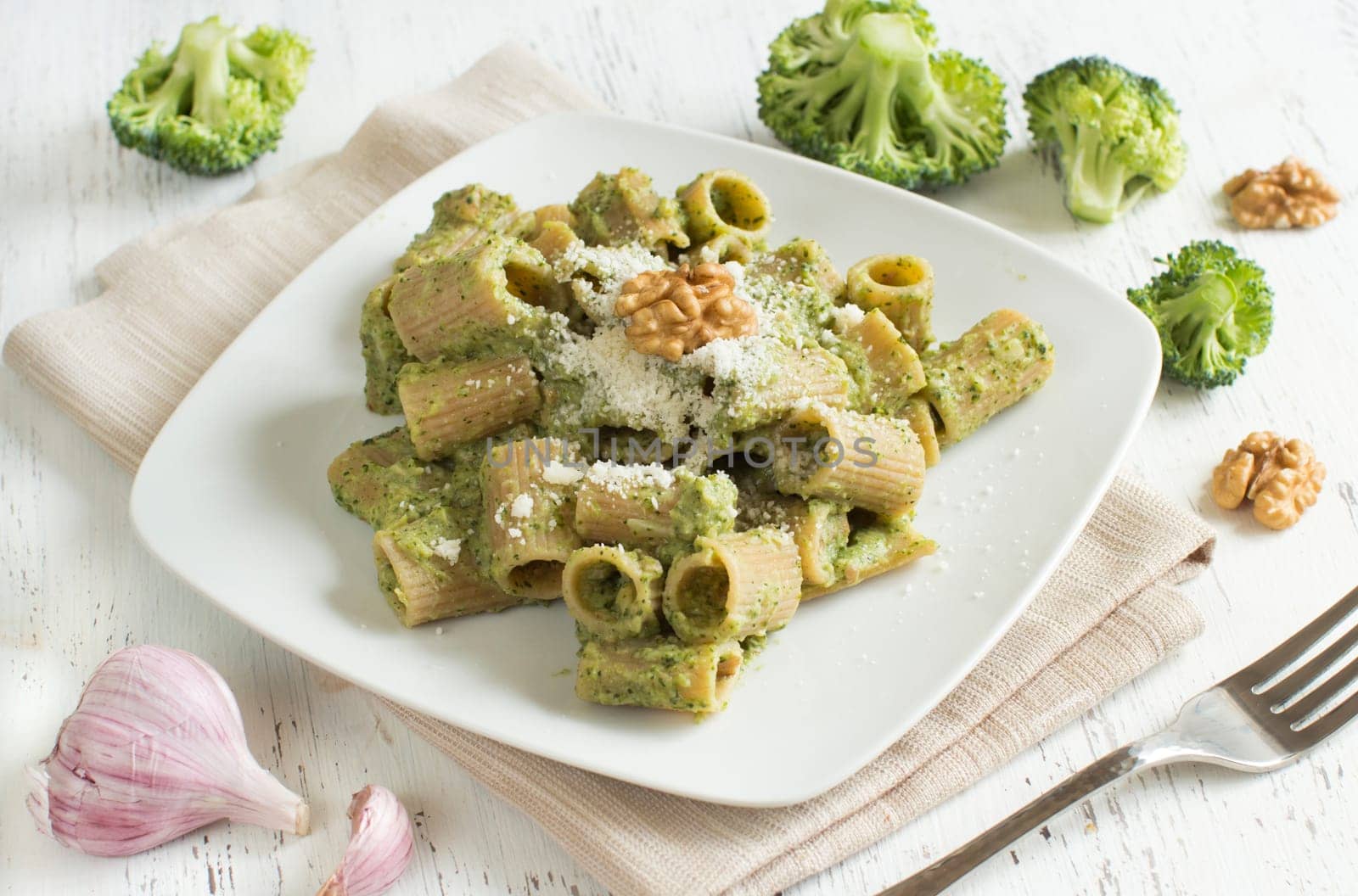 Wholegrain Pasta with broccoli and walnuts cream