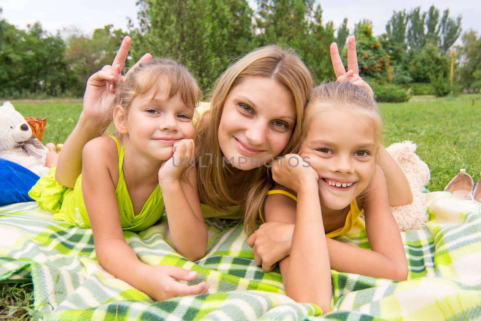 Mom horns and offered two daughters and a fun look into the frame