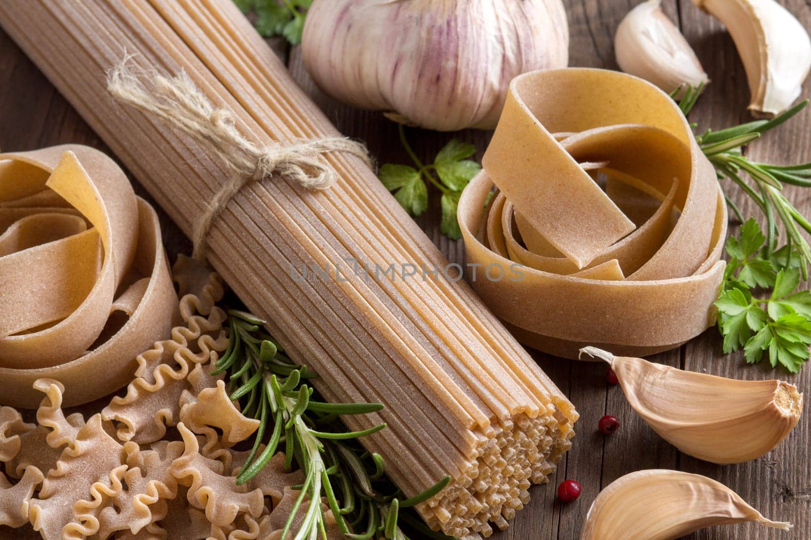 Whole wheat italian pasta with garlic and herbs