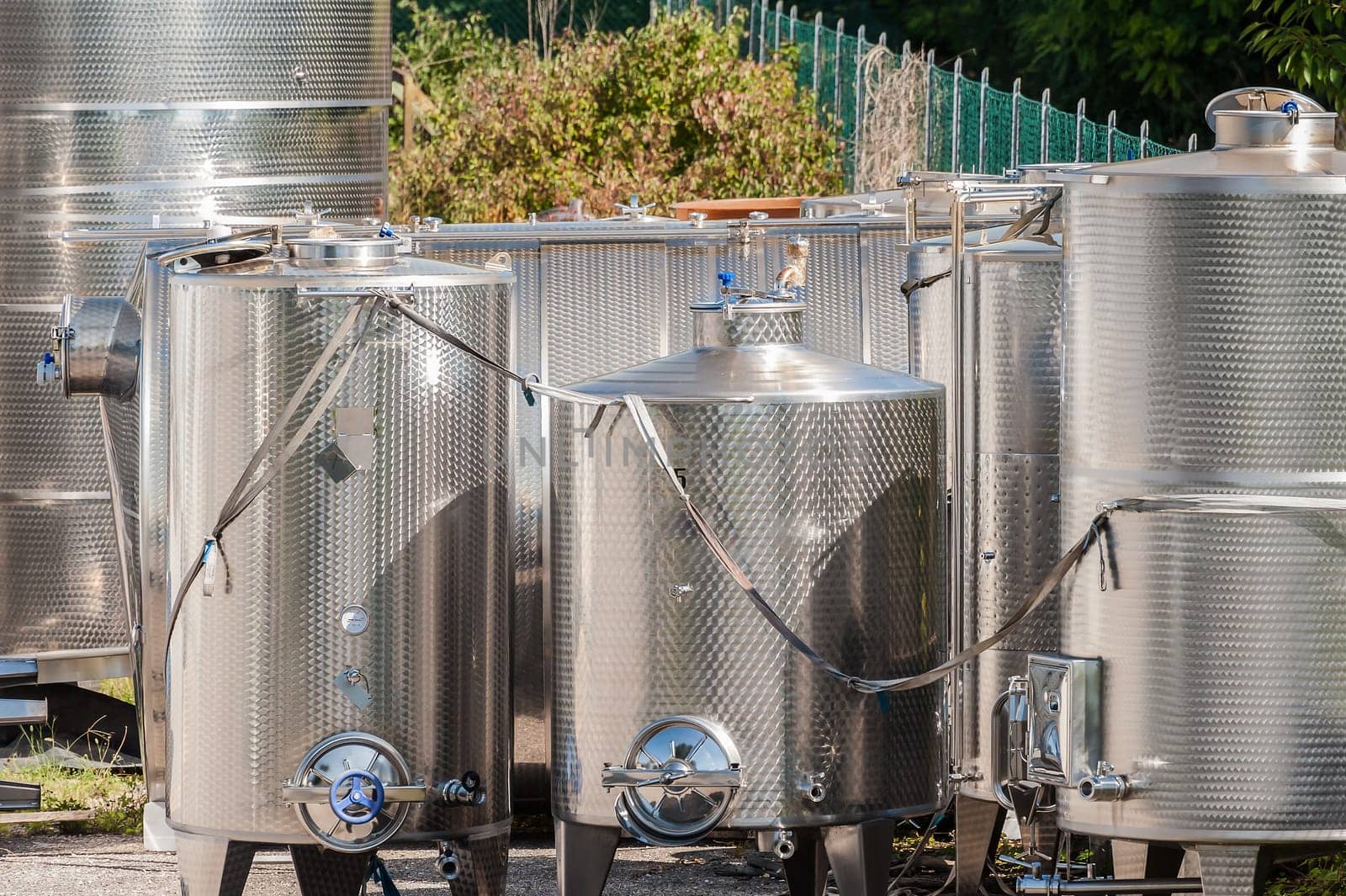 Stainless steel tanks. For use in foodstuffs