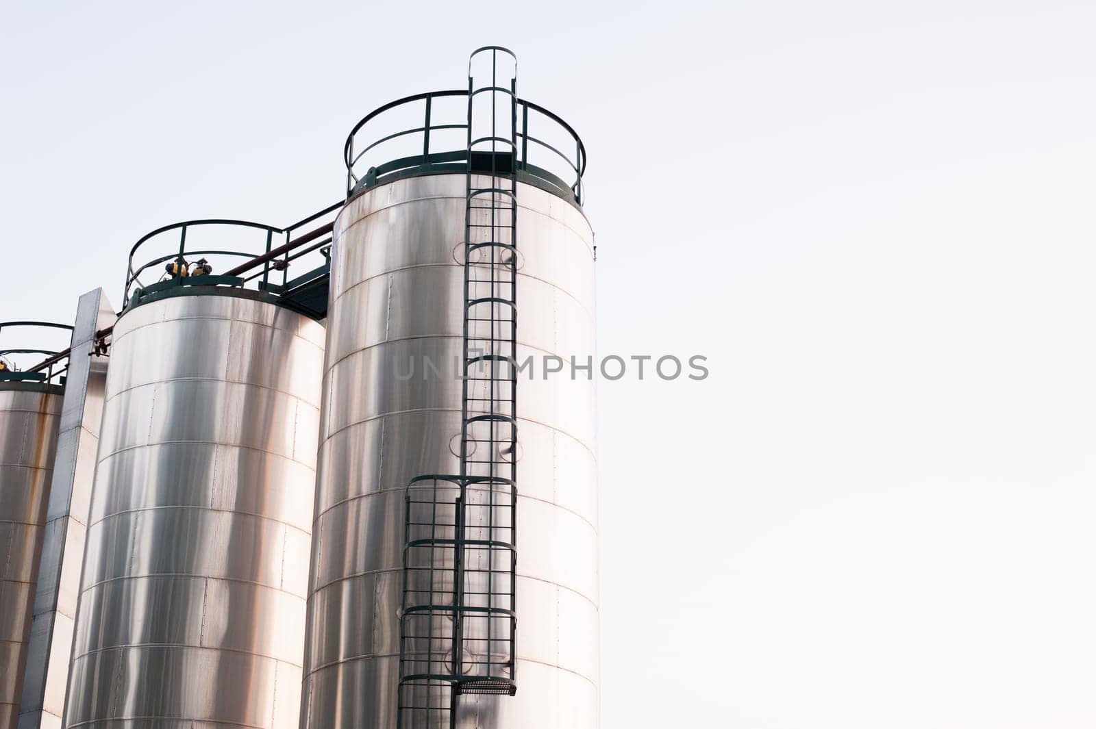 Stainless steel silos in the chemical industry