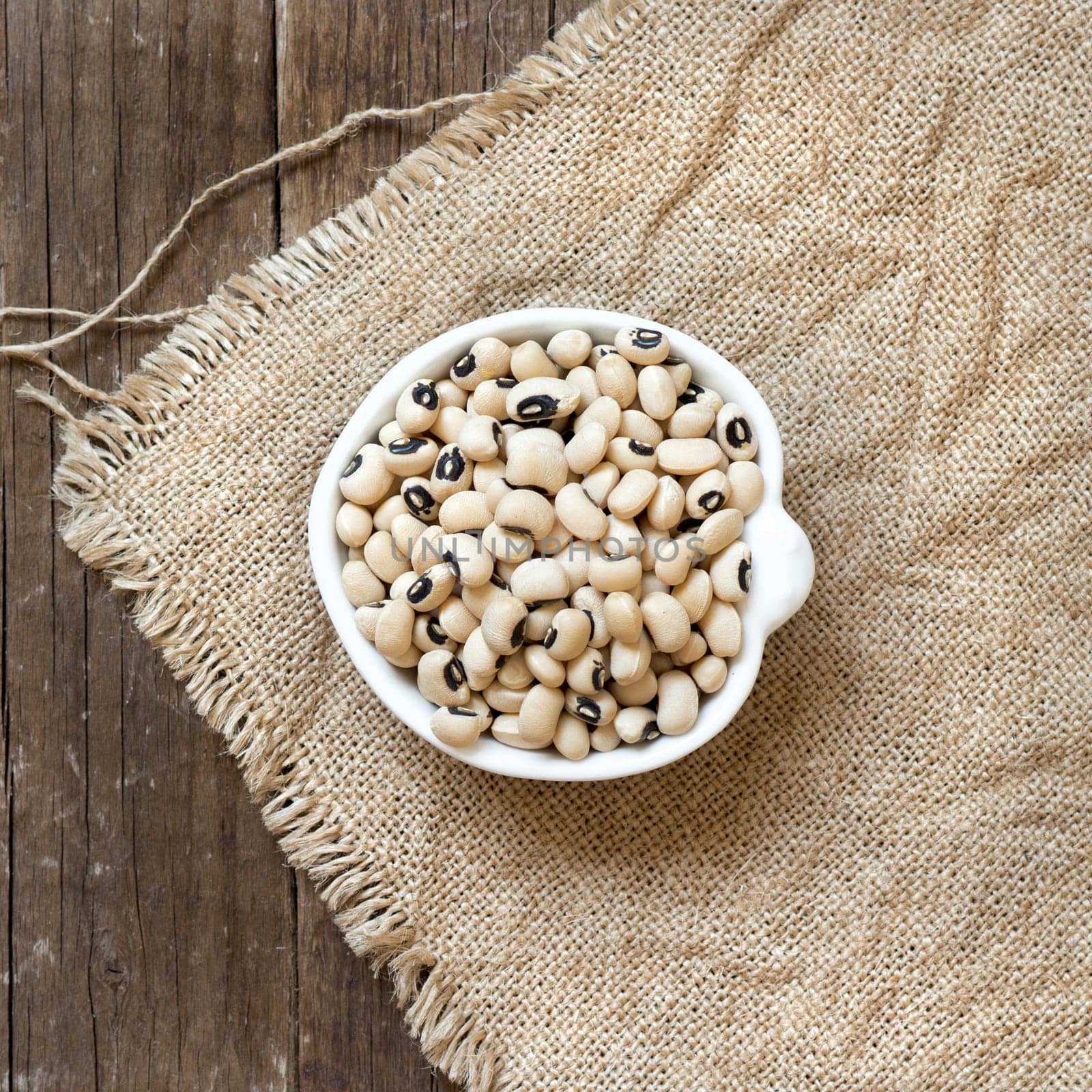 Black eyed peas in a bowl on burlap