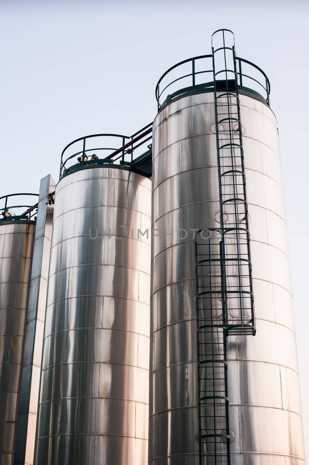 Stainless steel silos in the chemical industry