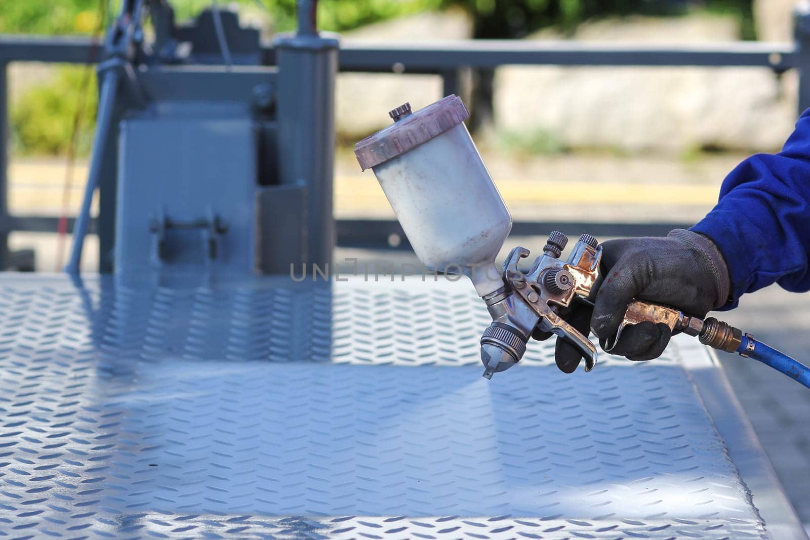 Working with the paint spray gun