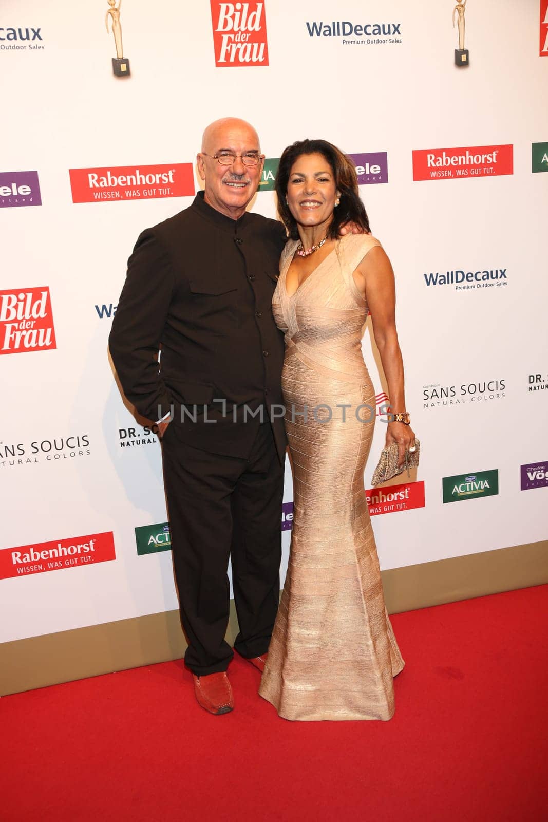 Otto Retzer with accompaniment at the 10 years GOLDENE BILD der FRAU – the big anniversary gala in Hamburg's Stage Theater