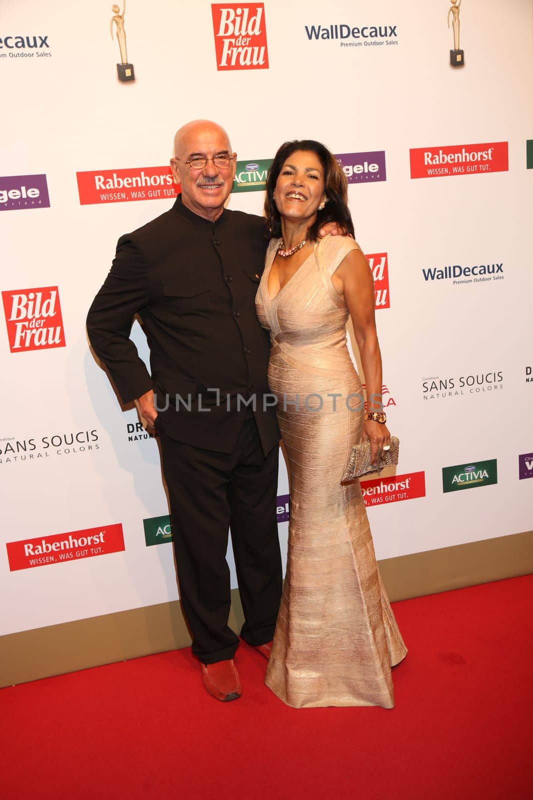 Otto Retzer with accompaniment at the 10 years GOLDENE BILD der FRAU – the big anniversary gala in Hamburg's Stage Theater