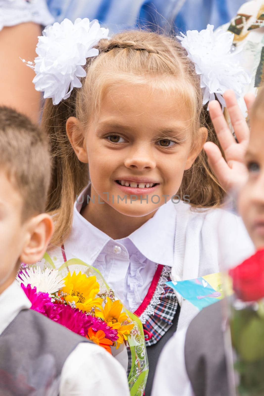 First grader on the first of September, the line greeting waving friend