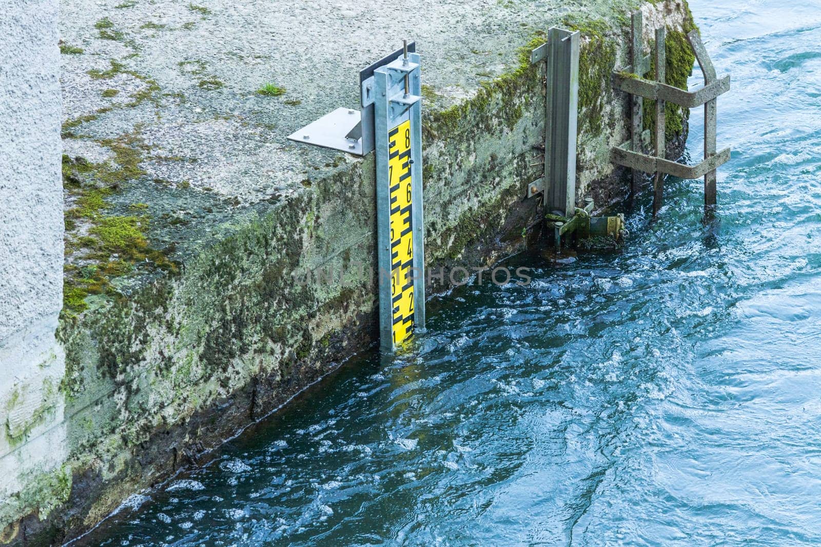 Water level indicator to control the water level..