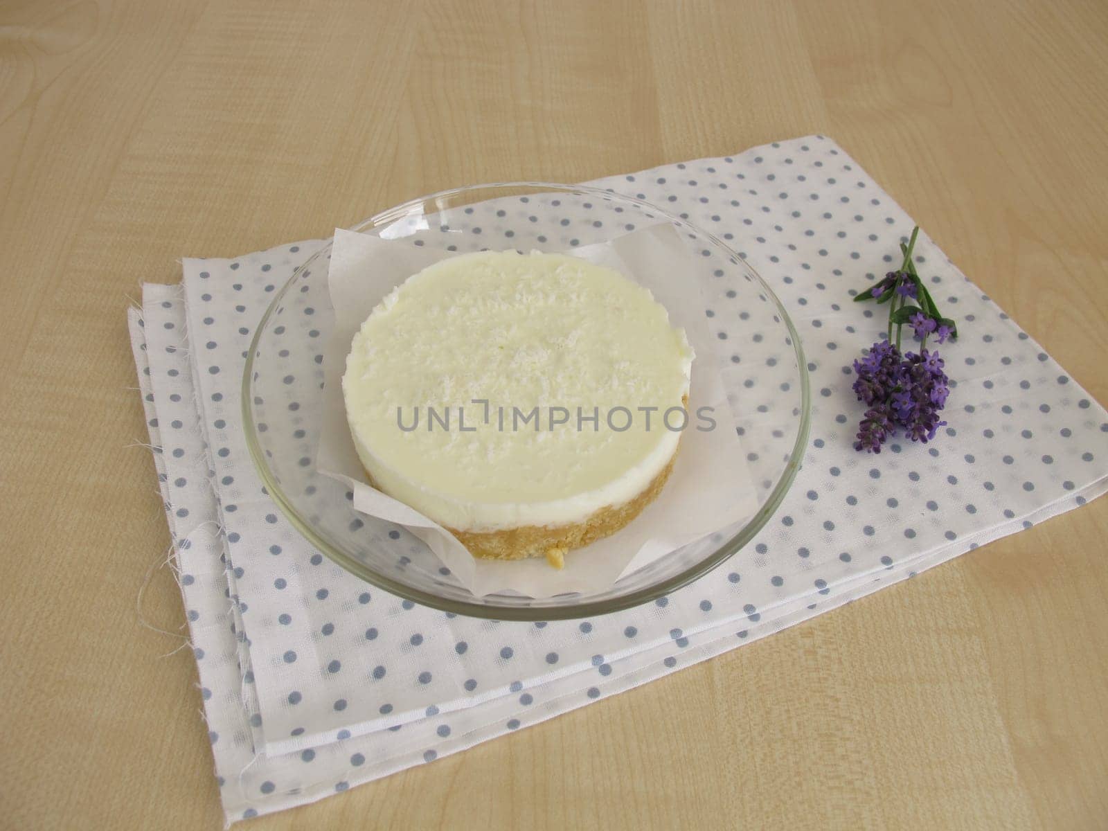 Yoghurt coconut cake without baking with cookie crumb base