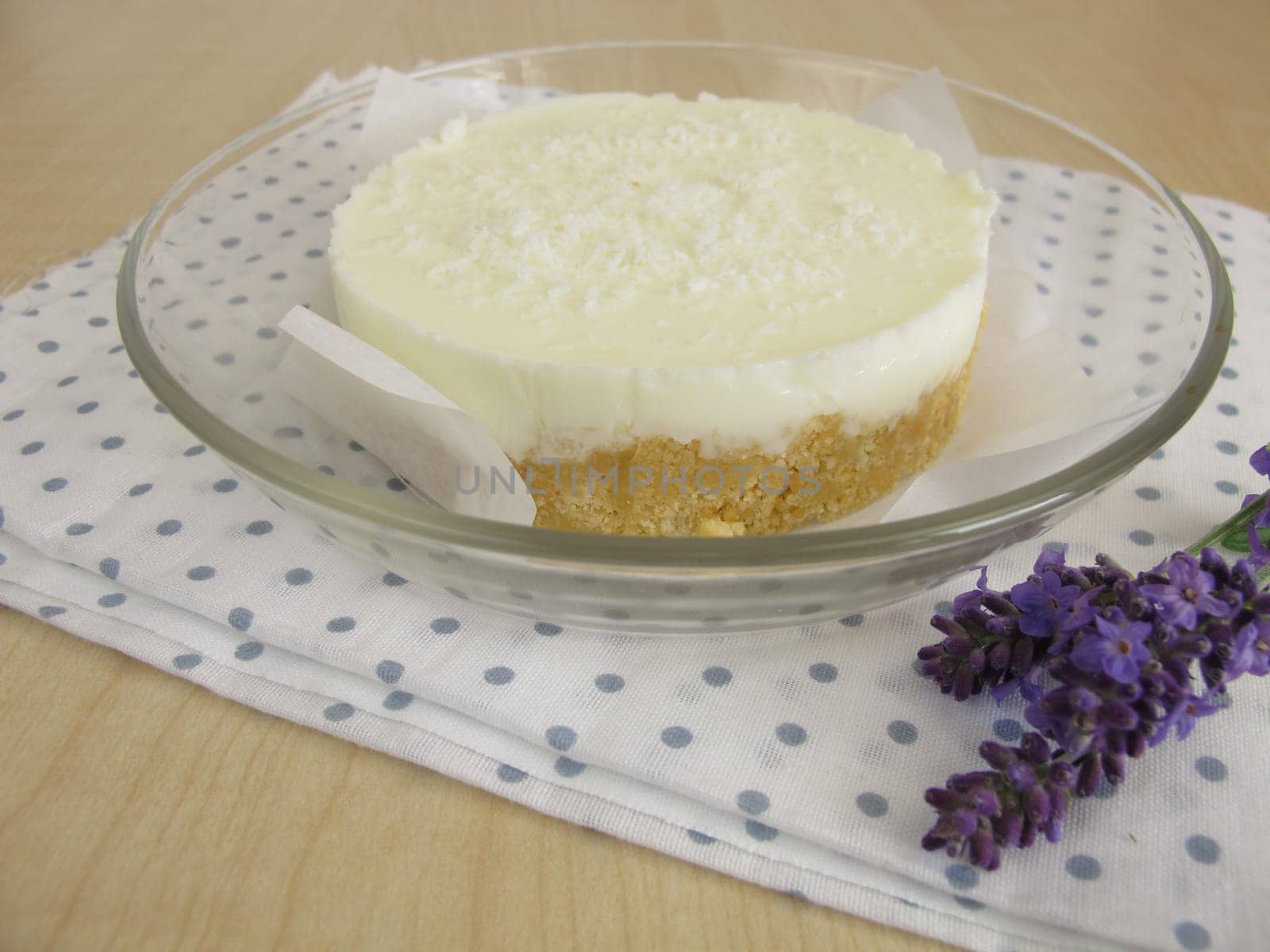 Yoghurt coconut cake without baking with cookie crumb base