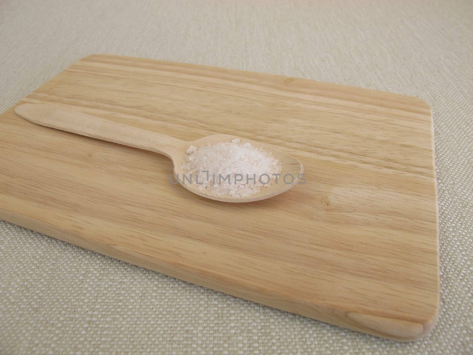 Six grams of salt per day on a wooden spoon