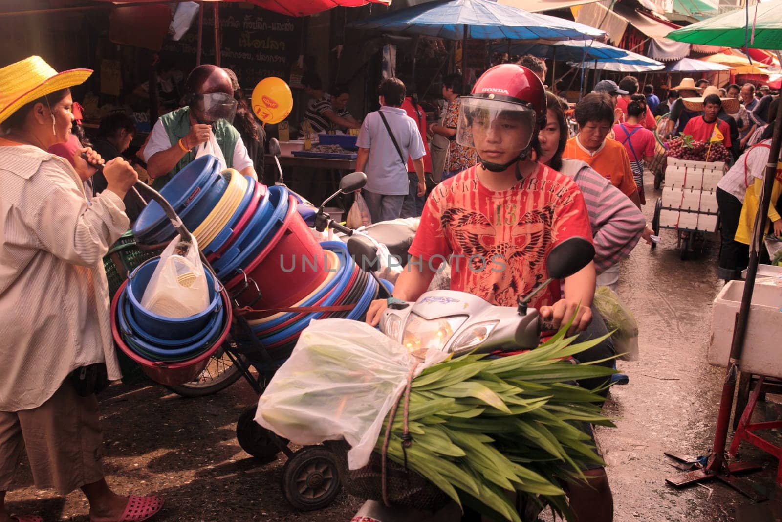People at the Talat Warorot in the city of chiang mai in the north of Thailand in Southeastasia. ...